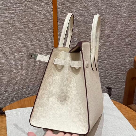 Classic Hermes Bag: A Stylish and Versatile Choice for Elegance - Picture 4 of 6